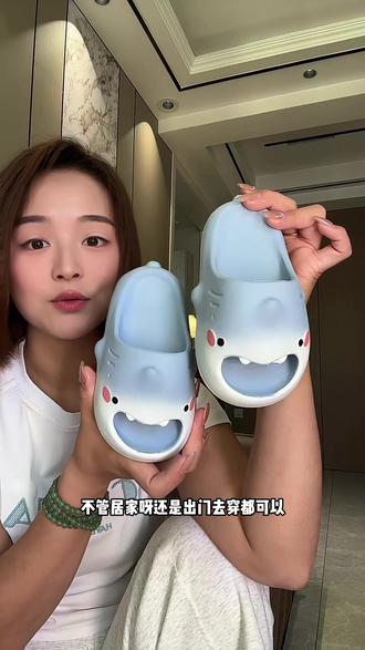 小宝宝穿的鞋子一定不要乱选,要穿带足弓支撑的!#鲨鱼拖鞋 #踩屎感拖鞋推荐