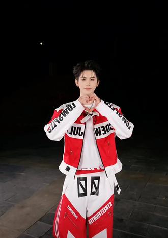 恭喜峻伊少爷,拿下本周周赛冠军,206万男神,伊家人太威武了,让少爷刚上班就光速下班,这凝聚力杠杠的,太帅啦,最后冠军福利,给伊家人带来的EXO《CALL ME BABY》,我的爱播跳我偶像的歌,这只能说我粉对人了,夯爆了@峻伊🤍⁹²⁸-101 @峻伊🤍⁹²⁸ @龙浩天男团 鲸·渝101(备用号) #峻伊#龙浩天#舞蹈 #EXO #向全世界安利