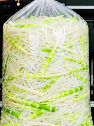 新鲜糯米笋丝,是大自然馈赠的春日珍馐。 它精选鲜嫩的笋尖部位,只取那最精华的部分,每一根笋丝都饱含着春天的生机与活力。新鲜采挖的糯米笋,经精心切制,完美保留了原香与汁水。 笋丝色泽自然,或呈乳白,或带微黄,根根均匀,散发着浓郁而清新的笋香。入口脆嫩无渣,咀嚼间带着清甜,细腻的纤维丝毫不会塞牙,那爽脆的口感,仿佛是在舌尖上跳舞。 无论是清炒,让它的鲜香在锅中四溢;还是与肉片搭配,吸饱肉香变得更加入味;亦或是用来煮汤,为汤品提鲜增味,都能轻松驾驭,展现出绝佳的风味。 新鲜糯米笋丝,低脂爽口,营养丰富,是餐桌上的百搭好物,更是健康与美味的完美结合。 #糯米笋丝 #新鲜食材 #脆嫩爽口