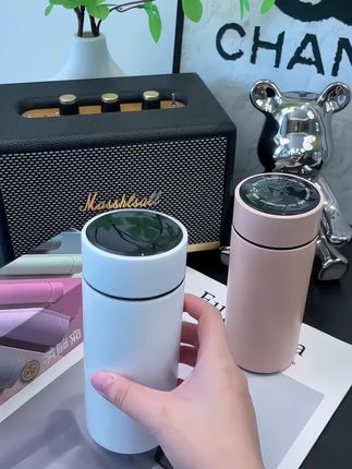 #创作灵感 这真的是我用过最好用的杯子了,它不仅好看,而且特别实用,无论是在家里还是出门在外都非常的适合。它的容量很大,可以装很多水,再也不用担心喝水不够的问题了。#好物推荐🔥 #好东西一起分享 #携带方便 @生活服务热点中心 @热点小助手