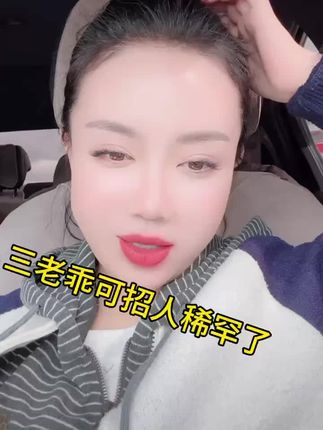 散粉真的太好用了!它是那种很细的粉末,轻轻一拍就能让脸上的油光消失不见,而且不会堵塞毛孔,控油效果也很好,一天下来都不用担心会出油,真的是夏日必备好物啊!