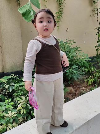 我们从来不是什么满分的父母 所以你也不用做一个完美的小孩 你可以肆意地长大 不用替我们争光 我根本不需要你有多优秀懂事 任何人对你的任何评 我都不屑一顾 我就要你健康快乐 让你自由 让你主演好自己的人生… #女儿穿搭 #萌娃穿搭 #生女儿就是用来打扮的 #女宝穿搭