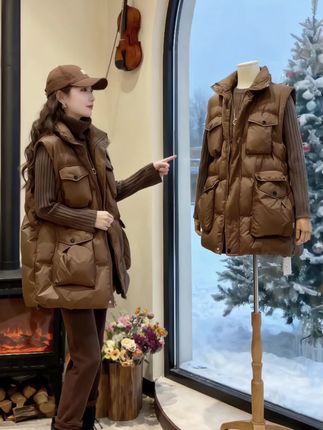 《雪屋咖啡馆的咖色时尚序章》 许妍在壁炉旁的镜前驻足,指尖抚过那件2025欧货咖色中长款棉服马甲。立体口袋与挺括版型,将高级感藏进小众设计里。她以同色系高领毛衣、休闲裤搭配,踩上马丁靴,戴上棒球帽,在雪日的咖啡馆里,成了画纸外的风景——猫咪蜷在膝头时,她是温柔的时尚博主;拿起画笔时,马甲的潮酷轮廓又成了灵感缪斯。这件棉服马甲,让秋冬穿搭在小众与时尚找到平衡,每一次亮相,都是她写给时尚的浪漫章节。#许妍的衣橱每套都过分美丽 #许妍味的初秋职场穿搭 #我的初冬穿搭look #怎么穿显气质 #冬日穿搭测评 @抖加🔥上热门🔥dou+🔥热点宝