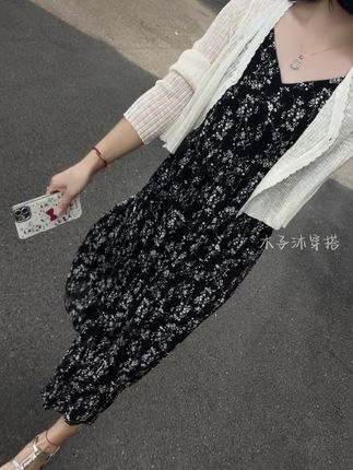 20多岁时拼命学高跟鞋,30多岁时又爱上休闲鞋,所以别拿过去的事来衡量现在那一个人,一岁有一岁的味道,一站有一站的的风景#穿搭 #ootd穿搭 #夏季穿搭 #今天穿什么 #夏日穿搭小心机