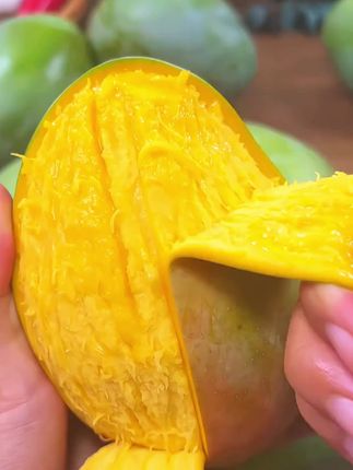 这个四川攀枝花的凯特芒果,个个果肉金灿灿的果肉细嫩无丝,真的是又嫩汁水又 多,口感真的太赞了 最关键的是便宜又大个!  #凯特芒果 #芒果 #香甜多汁 #皮薄肉厚果肉饱满 #优质农产品