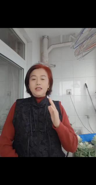 “蕊”字取名,何以如此动人?( “今天想和大家聊一个特别有画面感的字——‘蕊’。很多父母喜欢用它给女孩起名,一听就觉得很美。但这份美,究竟从何而来呢?
我们首先看字形。‘蕊’字非常独特,上面是‘草’,代表植物与生命;下面不是一颗心,而是三颗‘心’。在中文的造字智慧里,‘三’常常代表‘多’与‘稳固’。三颗心并列,仿佛在说:细心、耐心、慧心,或者是爱心、真心与初心。这哪里是一个字,这分明是父母把最美好的祝愿,都悄悄藏在了孩子的名字里。
再看意境。‘蕊’是花的中心,是生命绽放的起点。它不张扬,却承载着一朵花的全部华彩。名字里带‘蕊’,常常寓意着内在的丰盈、生命的活力与含蓄的芬芳。
从古至今,诗人也对它偏爱有加。杜甫写‘嫩蕊商量细细开’,是生命的灵动;李清照叹‘抱幽香、酥蕊半无人见’,是才情的寄托。它自带一种古典、文艺的书卷气。
所以,如果你被这个字打动,想用它来取名,可以考虑搭配一些大气、雅致或寓意坚定的字,来形成一个更丰富的意境。比如‘芷蕊’(兰草之心,清雅高洁)、‘安蕊’(静心安好)、‘书蕊’(书香涵养
说到底,名字是父母写给孩子的第一首诗。一个‘蕊’字,就为这首诗定下了充满生机与美好的韵脚。
“你的名字里有‘蕊’吗?或者你身边有没有叫‘蕊’的朋友?你觉得她人如其名,有哪些美好的特质?欢迎在评论区分享你和‘蕊’字的故事,我们一起感受汉字带来的温暖与美好。”#宝宝取名 #汉字之美 #传统文化#育儿 #文化传