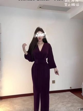 优秀的金蘑菇 御姐顶流/V领蓬蓬袖腰褶褶开叉高弹网纱连衣裙#连衣裙 #修身显瘦 #洋气减龄 #早秋穿搭公式来了 #御姐范儿