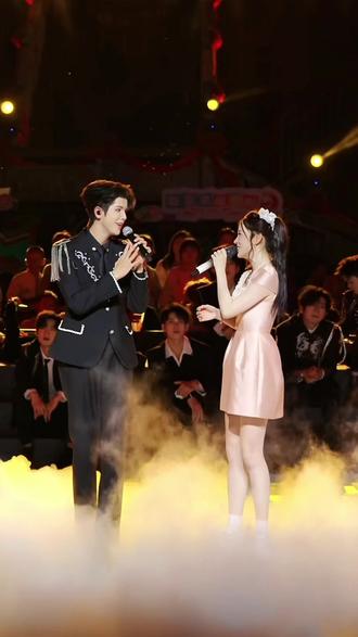 “爱诞生于每一次垂眸对视的瞬间里”#伊颜悦色 #龙悦 #龙浩天妹妹 #峻伊 #峻伊妹妹