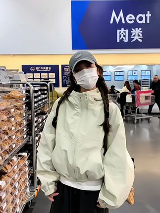 米色冲锋衣:把温柔穿进风里 #ootd穿搭 秋日起风时,最先想抓的就是这件米色冲锋衣。软壳面料不笨重,裹着身却能挡风,连帽绳轻轻一拉,就把凉意隔在外头。 侧袋能揣暖手,下摆收得刚好不垮塌。配条牛仔裤、踩双运动鞋出门,没有传统冲锋衣的硬气,倒多了份软乎乎的日常感。 最妙是米色——耐脏又显白,风里走一圈,像把秋日的温柔都裹在了身上。#冲锋衣 #时尚休闲穿搭 #小个子穿搭 #时尚气质穿搭