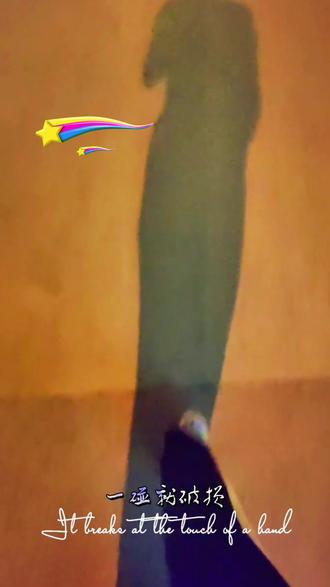 《凌晨三点的人》!曾经在凌晨一个人走在医院的小路上,路灯把影子拉的长长的,坐在路边的长椅上,就那样静静的坐着……时间飞逝,可我还是经常会在凌晨三四点睡意全无……#凌晨三点的人 #连影子都带着不妥协的棱角 #公园运动健身打卡 #治愈系户外舞蹈