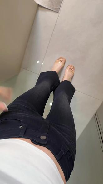 九分微喇裤子小巧精致 搭配双高跟鞋穿 漏出脚踝 整体看就是那种精致小女人的感觉 品质感又特别好 随便搭配都高级!#九分微喇裤 #气质女人 #紧身牛仔裤 #小个子显高显瘦穿搭 #高品质牛仔裤