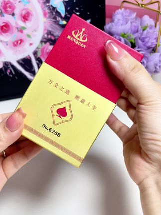 万全新品中国红掼蛋专用扑克牌,磁吸翻盖烫金礼盒,一盒两副牌,PVC塑料材质可以水洗,柔韧耐弯,一副牌能玩一两年,送礼自用都很不错#掼蛋专用扑克#扑克牌#塑料扑克牌 #掼蛋扑克#种草