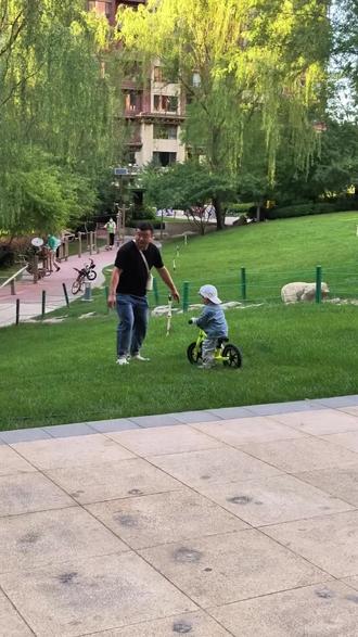 不要练了,到时候进国家队了怎么办 我问你#人类幼崽的日常 #平衡车小骑士 #亲子户外时光 #再练进国家队怎么办