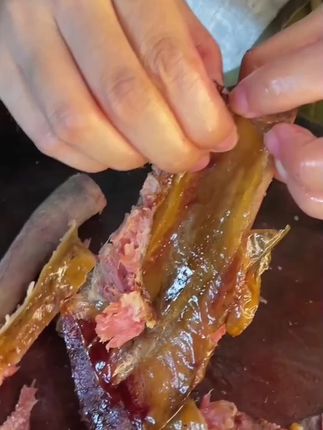 柴火烟熏腊排骨,色泽诱人,香气扑鼻,吃起来鲜美可口,让人回味无穷。而且做法非常简单,只需将排骨洗净后放入锅中蒸煮即可,既方便又快捷,无论是家庭聚餐还是朋友小聚都是不错的选择哦 #腊排骨 #地方特色美食 #妈呀太香了 #超便宜超划算 #创作灵感