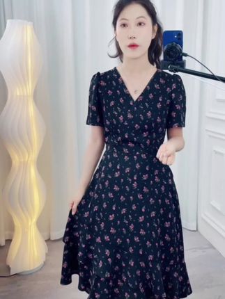 #气质V领小个子收腰显瘦时尚印花女装清凉连衣裙碎花泡泡袖Q #穿出你的时尚你的感觉 #穿搭 #连衣裙 @抖音创作小助手