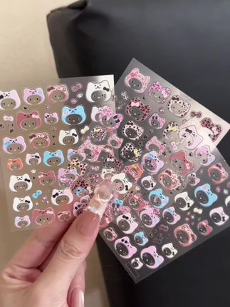 甜酷的贴纸,跟好闺蜜👭一人一个,太可爱了吧#好看的美甲 #手绘美甲 #可爱美甲 #贴纸 #hellokitty