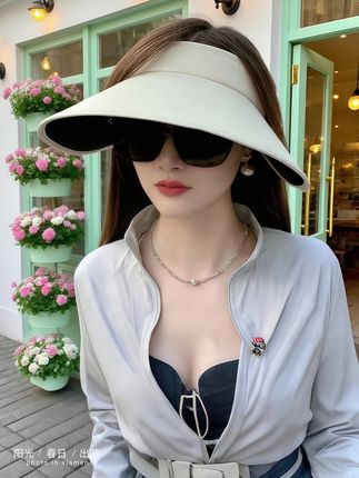 夏日户外必备!丝绒哑光黑胶空顶帽,百搭又遮阳 夏天出门怕晒又想清爽,就选这款2025全新升级的丝绒哑光空顶帽必须安排上!大檐设计稳稳护住脸蛋和脖颈,阳光再烈也不怕。黑胶内里加持,遮阳力拉满,户外玩耍、通勤逛街都合适。  丝绒哑光材质自带高级感,摸起来软糯舒服,戴久了也不闷。空顶设计不压头发,扎马尾、披发都好看,悄悄修饰脸型,显得脸又小又精致。  不管是搭配T恤牛仔裤,还是连衣裙,都能轻松hold住,日常百搭不挑风格。夏天想要清爽防晒又上镜,选它准没错~  话题  #夏日遮阳帽 #显脸小帽子 #空顶帽推荐 #2025新款帽子 #百搭遮阳神器