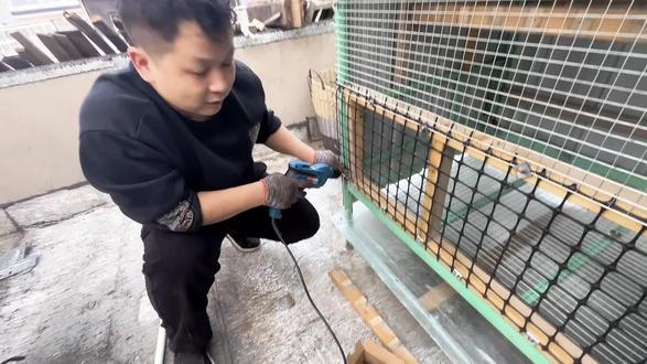 用废弃的上下铺床,改装一个大号鸡笼!