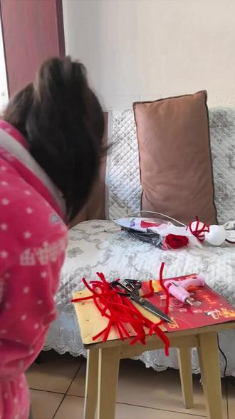 残疾女孩做手工的一天,平安果挂件祝大家平安顺遂#残疾人的生活记录 #残疾人正能量 #纪录美好生活 #做手工我是认真的 #手艺人在抖音