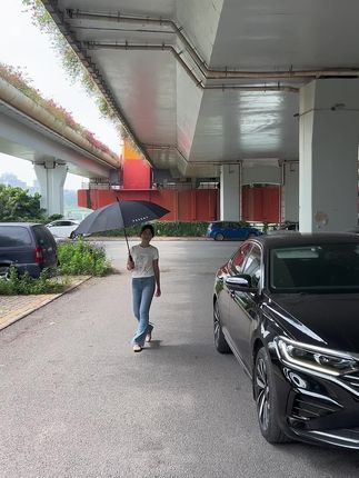 我说我开“帕萨特”,你回村跟人说我开“迈巴赫”……我还怎么回去?#帕萨特 #车载好物 #车载雨伞 #雨伞