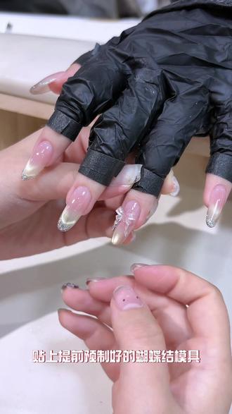 黄黑皮跨年美甲选它!蝴蝶结爆闪法式显白又显贵#美甲教程 #美甲vlog #美甲教程让更多人学会美甲 #新手美甲教程 #跨年美甲