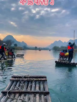 落日余晖洒在河面,竹筏悠悠,山水如画 🌅筏上的人儿笑语不断,这才是旅行的意义!#桂林山水 #竹筏漂流