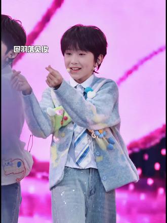 为什么很多人说赵俊羽是五代第一且唯一主唱
我的回答是从来不是靠人气而是靠实打实的唱功
声乐考核他是官方实打实的第一名实力摆在那里谁都没法否认更厉害的是舞蹈零基础上楼却直接拿到第四名简直是妥妥五代的唱跳ACE
他的唱功是真的能打音准稳气息足高音不飘低音不塌不管什么歌,都能稳稳唱完
虽然长相不是最惊艳的那一类但我觉得羽er又帅又萌但他靠唱功站稳脚跟,靠努力赢得认可
用实力弥补颜值,用舞台征服所有人这就是赵俊羽用实力说话凭唱功出圈五代第一主唱名副其实是当之无愧的主唱大人也是五代的唱跳ACE#赵俊羽 #文本朗读安利 #赵俊羽五代第一且唯一主唱 #赵俊羽五代第一唱跳ace 背景音乐赵俊羽唱《洋葱》的开头 背景图来源:羽你_赵俊羽