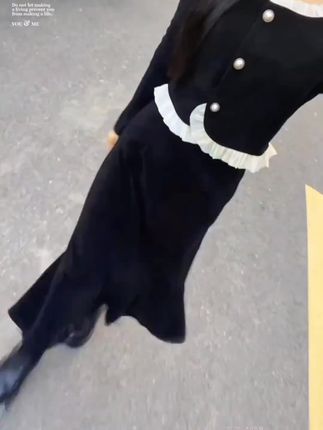 姐妹们,这条赫本风小黑裙真的绝了!它的版型超级正,上身效果超赞,而且还是百搭单品,不管是搭配针织衫、毛衣还是外套都很好看,属于怎么穿都不会出错的那种。#自在穿搭