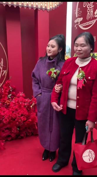 三妹不仅收到了棉花糖的花,还和风少爷父母合影留念。#风少爷 #唐三妹 #结婚