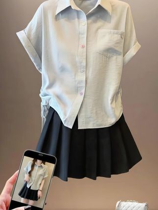 救命!胖mm的夏日救星来啦! #轻松get夏日淡人穿搭 这件浅蓝色正肩短袖衬衫简直是显瘦界的“六边形战士”✨ 正肩设计一秒直角肩,再也不怕虎背熊腰!不规则抽绳设计才是隐藏大招,轻轻一拉,肉肉瞬间“隐身”,直接掐出盈盈一握的小蛮腰~ 清爽的雾霾蓝自带降温滤镜,像把夏日晴空穿在了身上!柔软的面料好透气,暴走一整天都不闷汗。下摆的个性剪裁增添随性感,搭配阔腿裤慵懒时髦,配半身裙温柔又显高!大码姐妹别犹豫,这件显瘦神器能让你美到回头率爆表,今夏炸街就靠它啦💙#谁穿谁好看 #夏季新款 #短袖衬衫 #舒适透气又凉快 @DOU+上热门 @抖加🔥上热门🔥dou+🔥热点宝