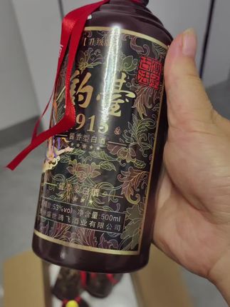 中秋佳节,礼传心意,共话团圆。龍蘇宴贵州钓台酱香型白酒,源自贵州核心产区,甄选本地优质高粱与小麦,取天然山泉,循古法酿造,历经长期窖藏,成就53%Vol的黄金比例。酒体酱香浓郁,入口绵柔细腻,回味悠长,层次丰富。整箱六瓶500ml,寓意六六大顺,包装典雅大气,尽显尊贵与品味,是中秋走亲访友、商务宴请、礼赠宾朋的上佳之选。举杯邀明月,共享龍蘇宴,让这份源自贵州的醇香,为您的团圆时刻添一份温暖与深情。#纯粮酿造 #品酒品人生 #口粮酒 #贵州钓台 #送礼佳品
