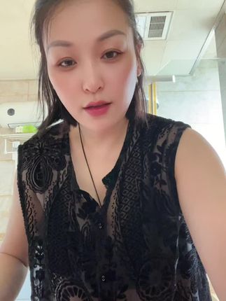 这个粉底液超级的好用。爆汗爆雨一整天都不脱妆的,非常的细腻服帖。还很实惠。