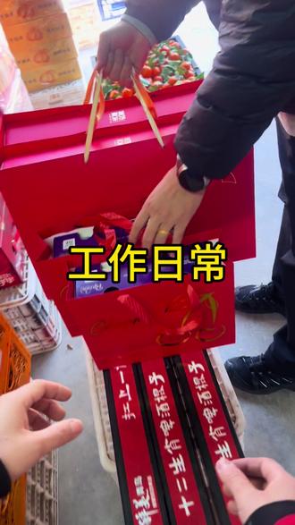 这段时间车厘子变色变味的问题,其实挺严重的,不开玩笑的说,目前市面上90%的车厘子都有这种问题,所以最近大家在购买车厘子的时候,一定要先尝一尝,看看味道啊,颜色有没有问题#我给老家送年货 #车厘子 #水果