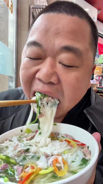 蓝战非在越南河内“网红火车街”#蓝战非 #蓝战非治愈时刻 #蓝战非探索地球 #蓝胖子旅行 #战放阿勒泰 @蓝战非 @蓝胖子旅行