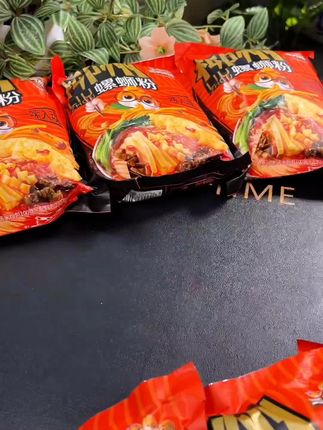 三只松鼠螺蛳粉也来卷了,粉包料包都超足!粉Q弹爽滑,汤底浓郁,饿了馋了来一包真的超过瘾#速食美食 #螺蛳粉#妈呀太香了 #好吃到停不下来