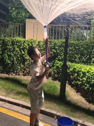 一支水枪带来的快乐~,别的小朋友有的,咱也要有!,真的太快乐啦🥳#孩子的快乐很简单 #爱玩水的小朋友 #宝宝水枪 #烟花水枪