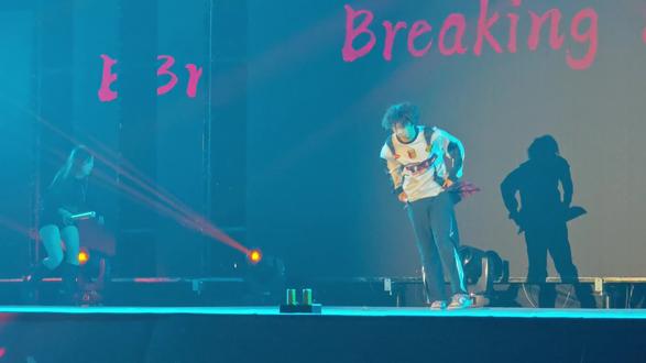 #舞台现场 校园元旦文艺汇演。