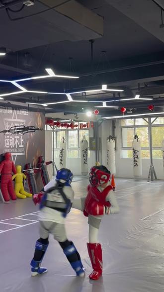 鞭腿总被接?别怕!
教你一招:鞭腿虚晃+转身鞭拳@新铭阳派官方号
#搏击教学 #散打 #西安铭阳搏击#防身技巧