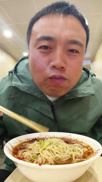 又是一天出差时呀,今天出差沈阳,终于吃上心心念念的白鹤大冷面了,展示吧#不吃葱 #美食vlog