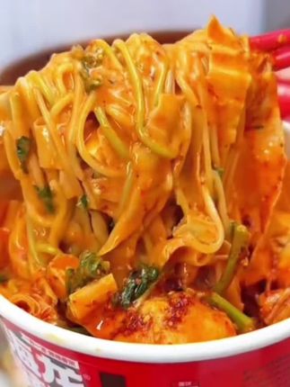 #吃货的世界唯有美食不可辜负 #嗦粉 #速食美食 #真材实料才能做出好味道 #那些尝一口就忘不掉的特色美食