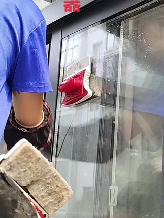 怎么看要擦的断普通桥铝窗户玻璃配30豪米双层玻璃器?你就顺窗户玻璃边上看,玻璃和玻璃中间有个小隔条有中指粗细的宽度左右,就可以配用这个擦30豪米双层玻璃器刚合适,我用的这个128.8元一个,