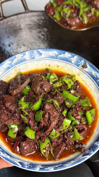 云南曲靖人每年吃杀猪饭必做的一道菜,就是猪血辣子真的太香太好吃了,用来拌饭我直接能吃2大碗#云南特产#猪血辣子#血辣子#太香了