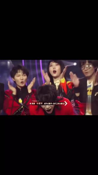其实雨也没多大 是风在拼命刮.#华晨宇 #伪实况