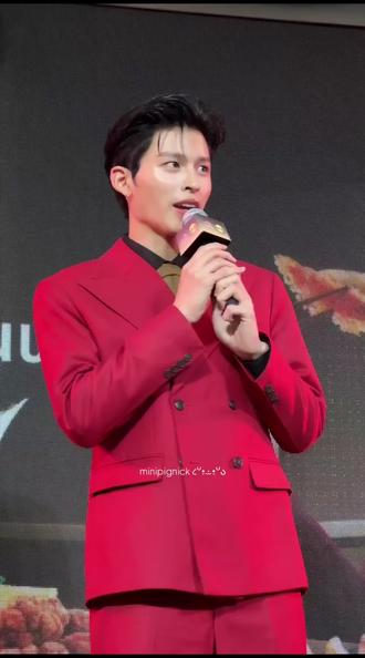 #ppw #pondphuwin #pond小面包 #我担秒了全世界 #嗑cp的快乐 今天是限时Khuu Thee上线 红色面包太好看了 白的发光🌟