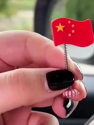 #汽车摇头车载装饰品摆件国旗中控台后视镜车内创意饰品可爱小红旗#车载好物#车载红旗摆件