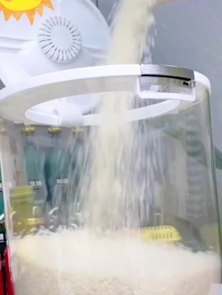 大容量密封透明米桶!厨房必备神器。 告别潮湿与虫害!这款大容量米桶真的是厨房的 贴心好帮手!储粮保鲜的密封设计让米粮保持新 鲜,透明材质方便随时查看剩余量,不再担心米 桶的卫生问题,大开口设计方便取粮,还赠送米 杯。加厚材质,承重力强,坚固耐用的结构使其 不仅适用于大米,杂粮也可以轻松存放