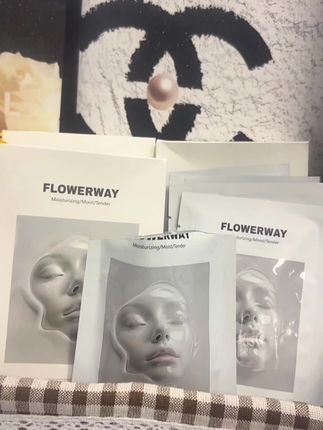 童颜胶原蛋白灌注面膜,脸上有纹纹路路的姐妹你就用它,他是撑起松垮改善纹路的面膜,给我们深层补水的同时还能促生胶。而且他还是上下分区两部曲,膜布QQ弹弹易吸收,敷完皮肤紧致饱满有光泽,刷到的,如果还有货就等赶紧囤#面膜推荐#抗皱#自用好物分享#精致女生