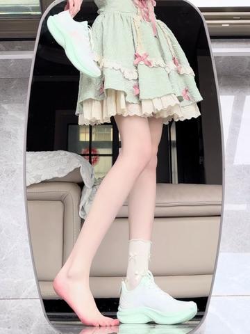 谁懂这双薄荷绿白配色的运动鞋! 是安踏的飞云跑鞋!
薄荷绿配色很清新耶!
感觉很适合夏天!
而且鞋子整体很轻便!
长时间穿着也不累🦶!
日常搭配起来也很亮眼!
#跑鞋分享 #运动轻跑鞋 #跑鞋推荐 #安踏飞云 #运动鞋