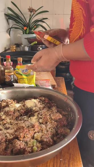 制作肉丸子#分享家乡美食 #记录我的农村生活 #三农 #幸福乡村有年味 #做丸子 @抖音创作小助手 @抖音精选官方账号 @抖音记录美好生活