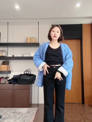 #创作灵感 九分小微喇裤对下半身不友好的人穿超级好看,很显瘦显腿长#梨形身材穿搭 #显瘦裤子 #今日穿搭 #通勤搭配